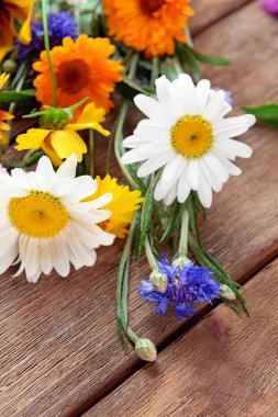 ahşap masa üzerinde kır çiçekleri