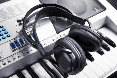 Synthesizer kulaklıktan yakın çekim