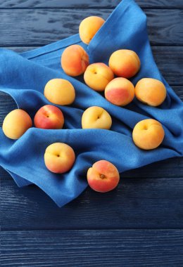 Ahşap masa peçeteye ile olgun kayısı yakın çekim