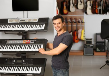 Yakışıklı genç adam.  