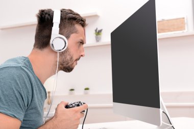 Bilgisayar Oyunları Oynayan Adam 