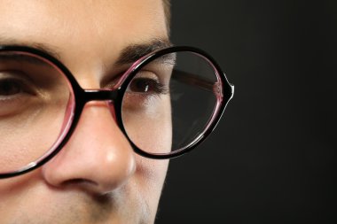 çekici bir genç adam gözlüklü 