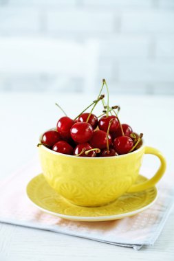 Kupa masada, açık renkli kiraz