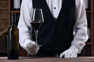 Kasada çalışan barmen 