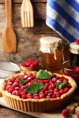 Ahşap arka plan üzerinde taze ahududu ile tart