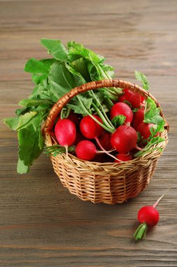 Sepeti ahşap arka plan üzerinde taze turp