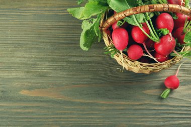 Sepeti ahşap arka plan üzerinde taze turp