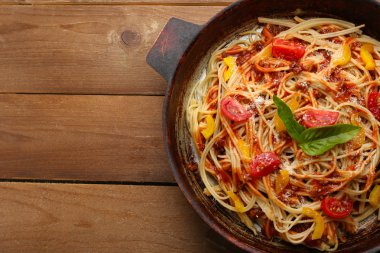 Ev yapımı spagetti Bolognese Pan, ahşap arka plan üzerinde