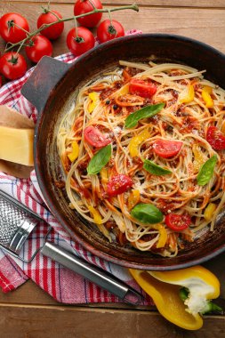 Ev yapımı spagetti Bolognese Pan, ahşap arka plan üzerinde