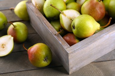 Ahşap kutusunda tablo olgun armut yakın çekim