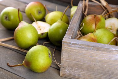 Ahşap kutusunda tablo olgun armut yakın çekim