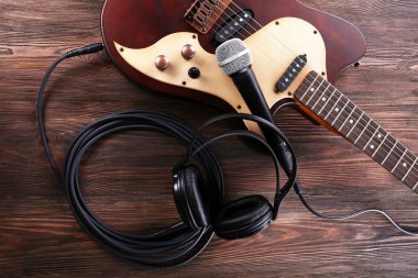 Elektro gitar mikrofon ve kulaklık üzerinde ahşap masa ile yakın çekim