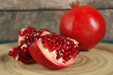 Ahşap masa arka plan üzerinde sulu nar