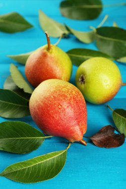 Ahşap masa, closeup üzerinde taze armut