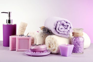 Spa uygulamaları renkli arka plan üzerinde. Lavanta spa konsept