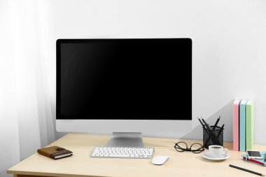 modern bilgisayar ile ofis işyeri