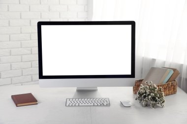 modern bilgisayar ile ofis işyeri