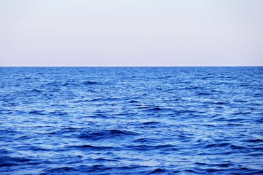 Dalgalı mavi deniz ve berrak mavi gökyüzü