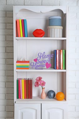 Kitap ve dekor dolabında raf