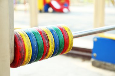 Çocuk oyun park alanında sayma için renkli ahşap Yüzükler