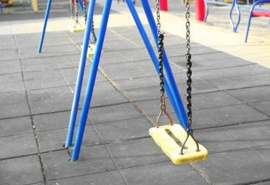 Çocuk Bahçesi parkta salıncağa boş koltuk