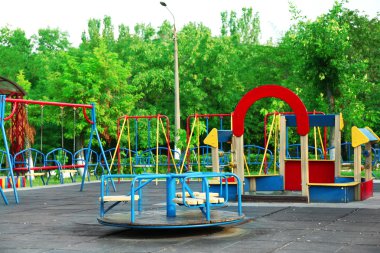 Parkta renkli çocukların oyun parkı