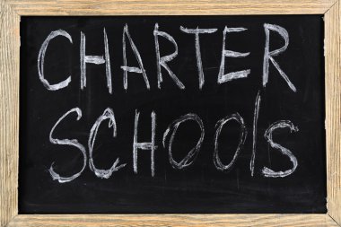 Charter okulları kara tahta yazılı