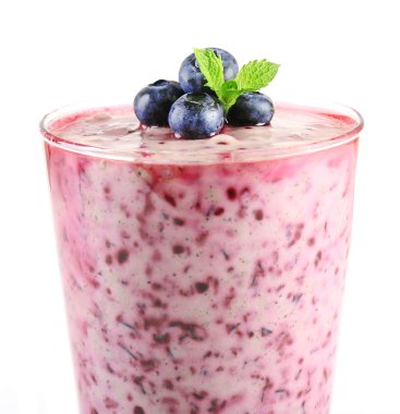 Bardak beyaz izole blueberry smoothie