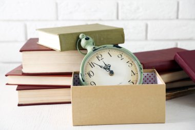 Saat ve vintage kitaplar