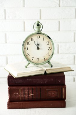 Saat ve vintage kitaplar