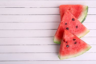 Ahşap zemin üzerinde olgun karpuz dilimleri