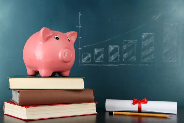 Piggy bank met boeken — Stockfoto