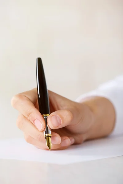 Mano femenina con escritura de pluma — Foto de Stock