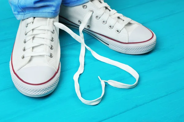 Pies femeninos en zapatos de goma — Foto de Stock