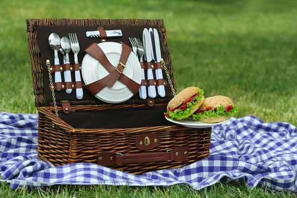 Rieten picknickmand. — Stockfoto