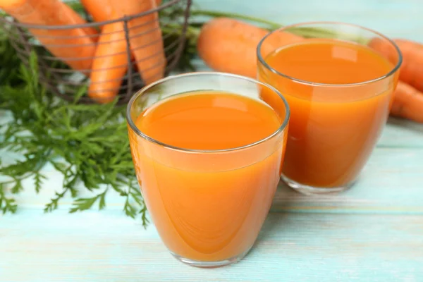 Очки морковного сока с овощами — стоковое фото