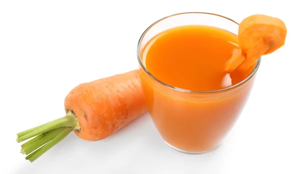 Verre de jus de carotte avec tranches de légumes — Photo