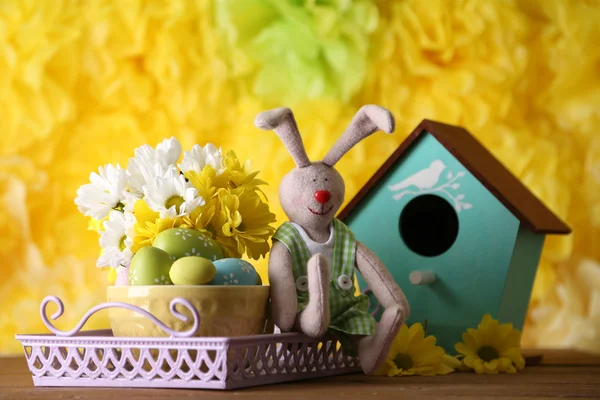 Bunny med målade påskägg — Stockfoto
