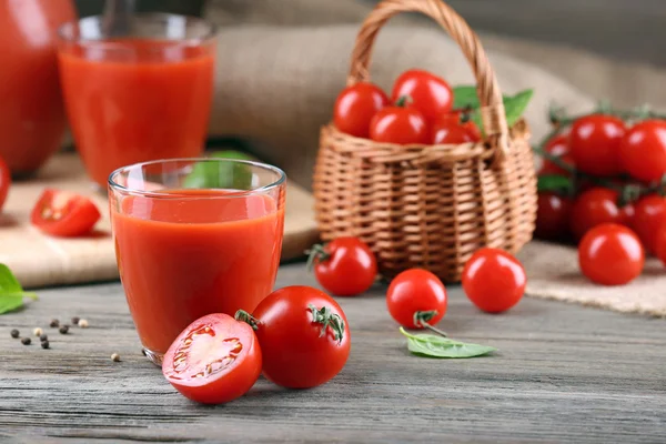 Glazen tomatensap — Stockfoto
