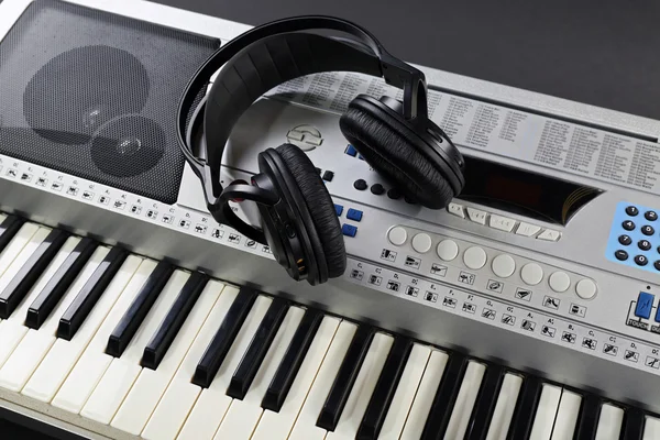 Koptelefoon op synthesizer close-up — Stockfoto