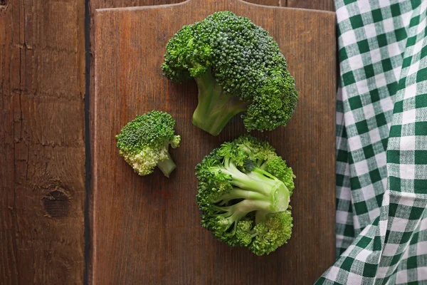 Fresh broccoli on wooden table close up — Stock Photo, Image