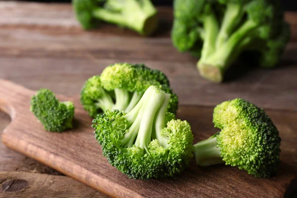 Fresh broccoli on wooden table close up — Stock Photo, Image