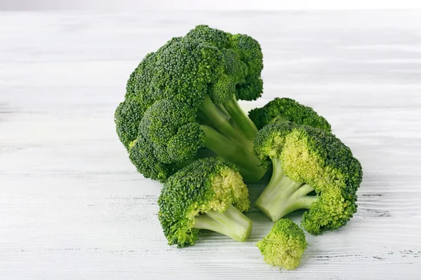 Broccoli freschi su fondo di legno — Foto Stock