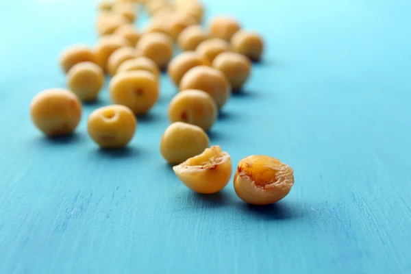 Ciruelas maduras sobre mesa de madera de cerca —  Fotos de Stock