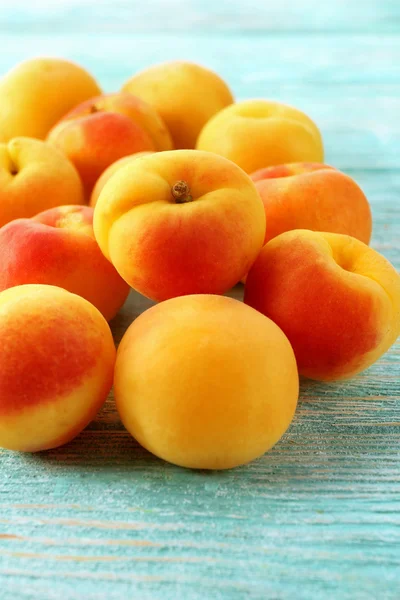 Abricots mûrs sur table en bois close up — Photo