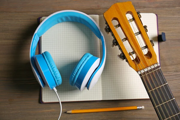 Klassieke gitaar en koptelefoon — Stockfoto