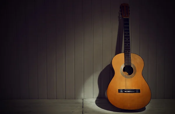 Klasická kytara na dřevěné pozadí — Stock fotografie