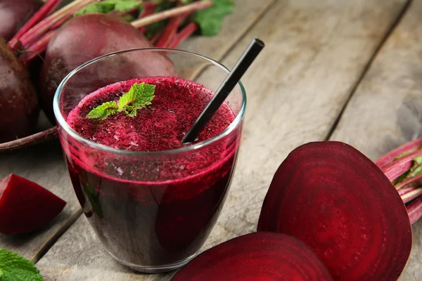 Glass of beet juice on wooden table, closeup — Stock Photo, Image