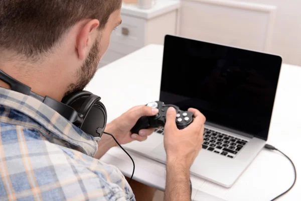Чоловік грає в комп'ютерні ігри — стокове фото