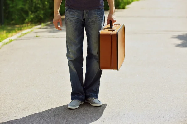 Jeune homme tenant une valise — Photo